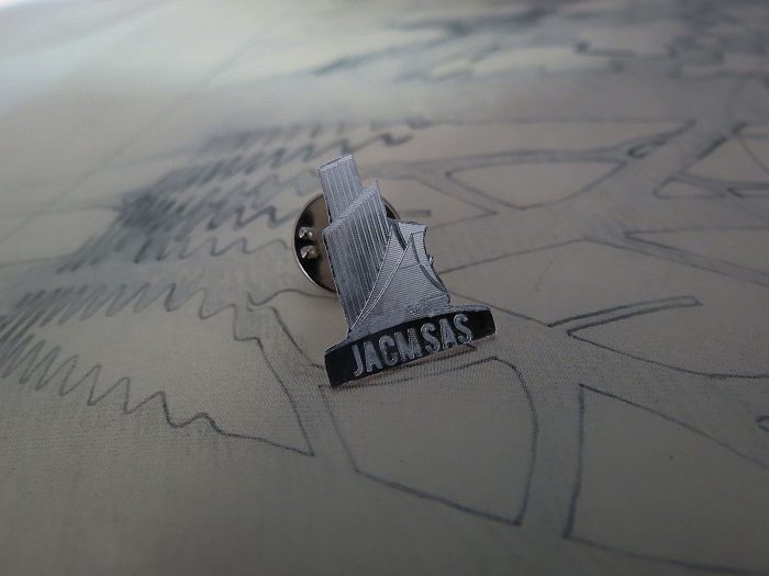 Pin Corporativo Grabado en Plata - Imagen 3