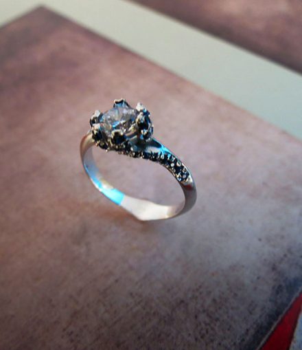 Anillo Flor Aro Entorchado Con Piedras