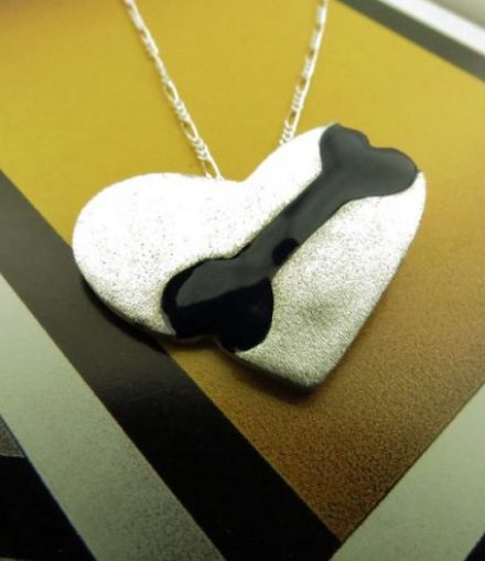 Dije Corazón Hueso