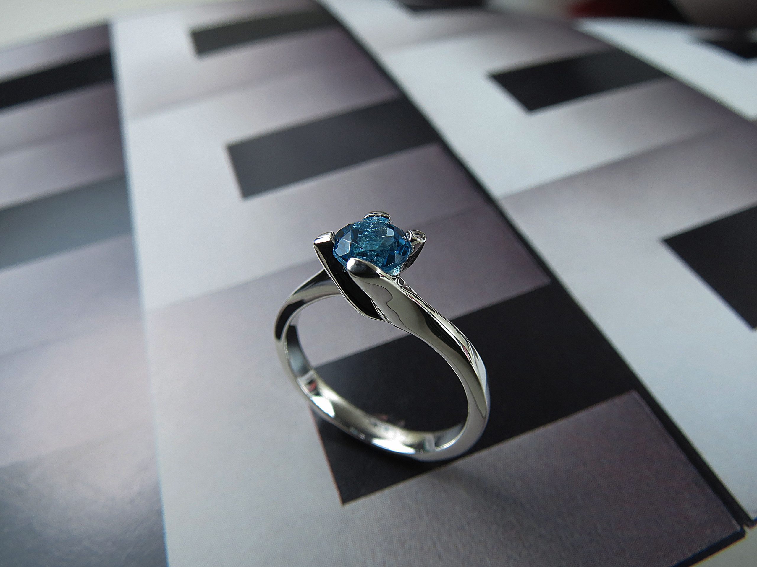 Anillo Compromiso Chatón Curvo Con Topacio