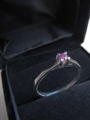 Anillo compromiso solitario sencillo