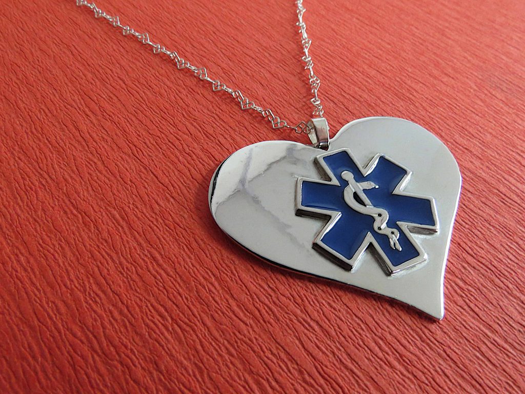Dije-Corazon-Simbolo-Medicina (1)