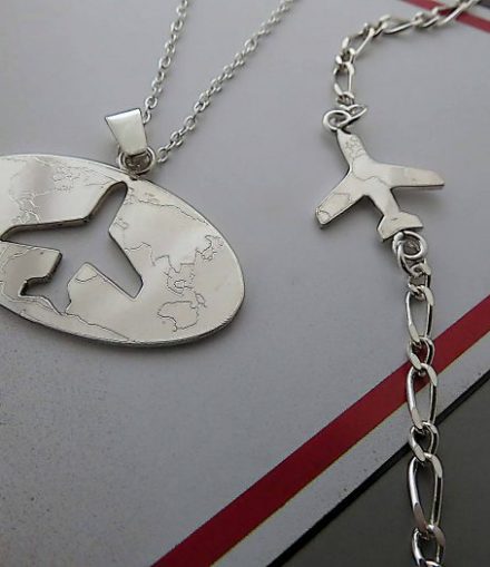 Collar Mapamundi y Pulsera Avión