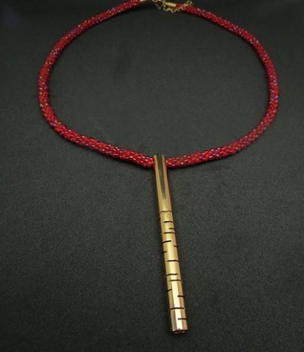 Collar Cilindro Colgante Miyuki Líneas Rojo