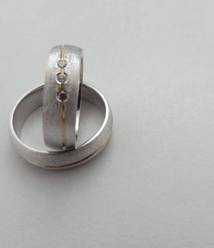 Argollas Satinadas con 3 piedras