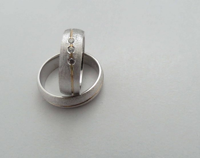 Argollas Satinadas con 3 piedras