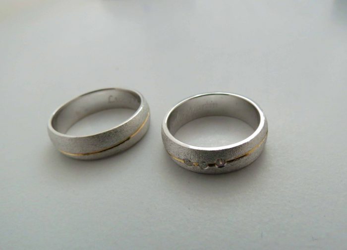 Argollas Satinadas con 3 piedras - Imagen 2