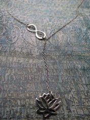 Infinito-con-Flor-de-Loto-Colgante (1)