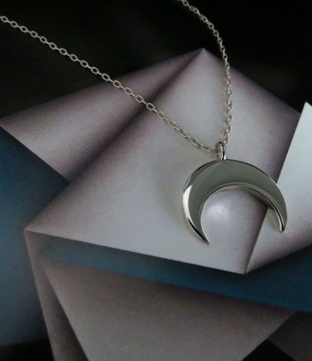 Dije Luna Invertida