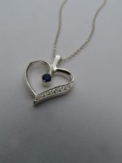 Dije-Corazón-Con-Zircones-Y-Piedra-Central (3)
