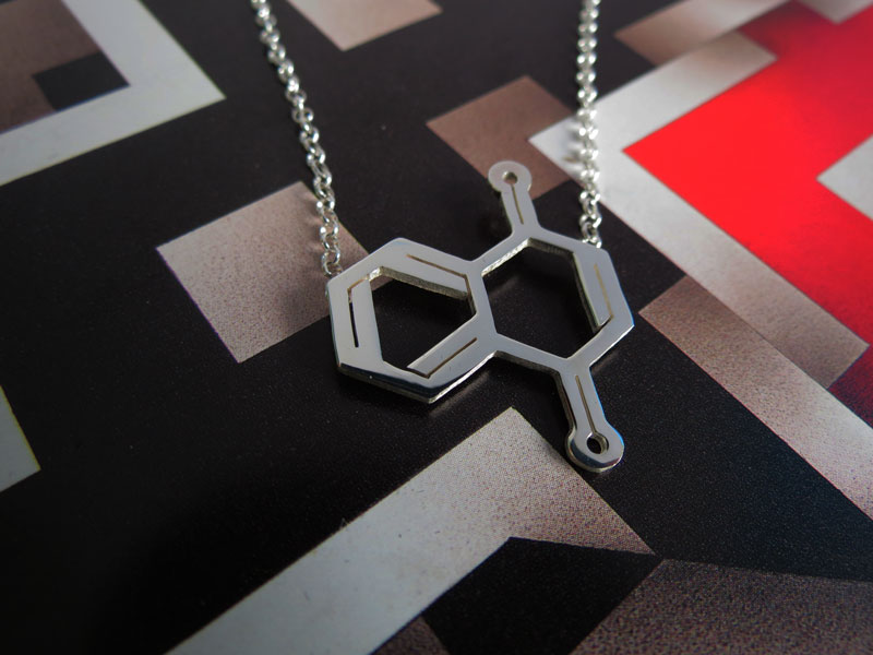 Dije-Molécula-Serotonina (3)