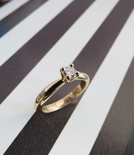 Anillo De Compromiso Solitario Recto