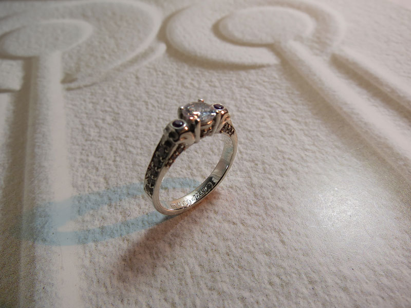 Anillo de Compromiso Con Calaveras
