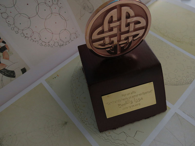 Trofeo Pisapapeles En Bronce - Imagen 2