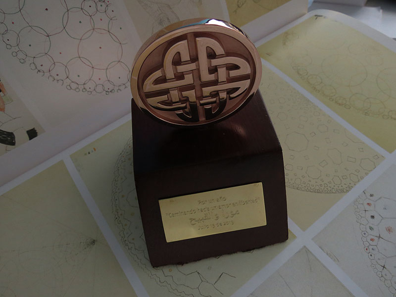 Trofeo Pisapapeles En Bronce - Imagen 3