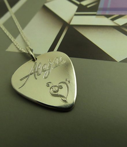 Dije Pick Grabado