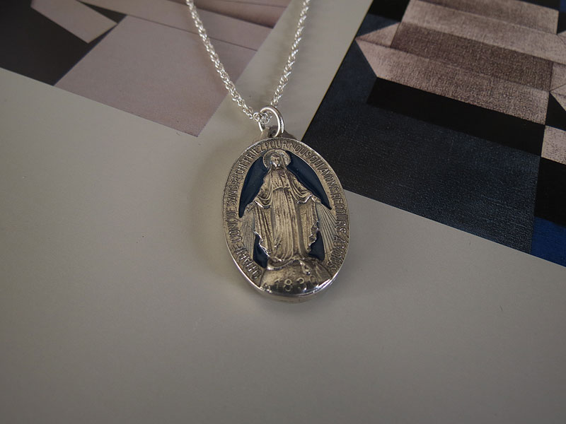 Dije Virgen Milagrosa Con Resina - Imagen 2