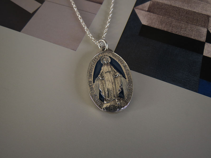 Dije Virgen Milagrosa Con Resina - Imagen 3