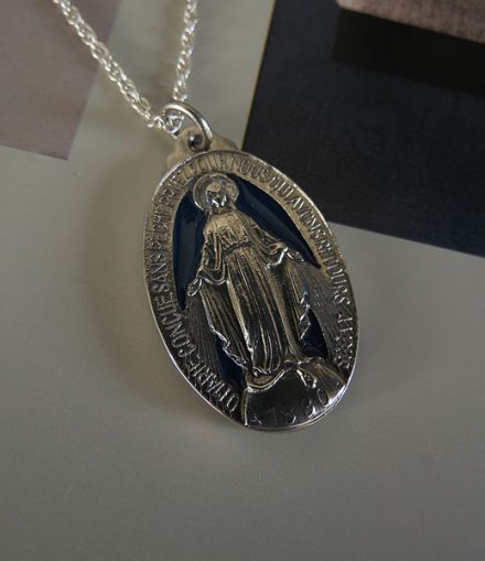 Dije Virgen Milagrosa Con Resina