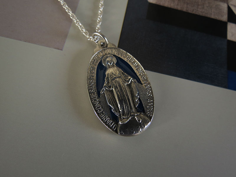 Dije Virgen Milagrosa Con Resina