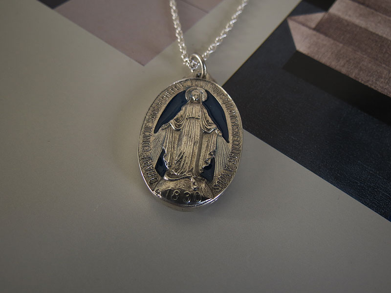 Dije Virgen Milagrosa Con Resina - Imagen 4