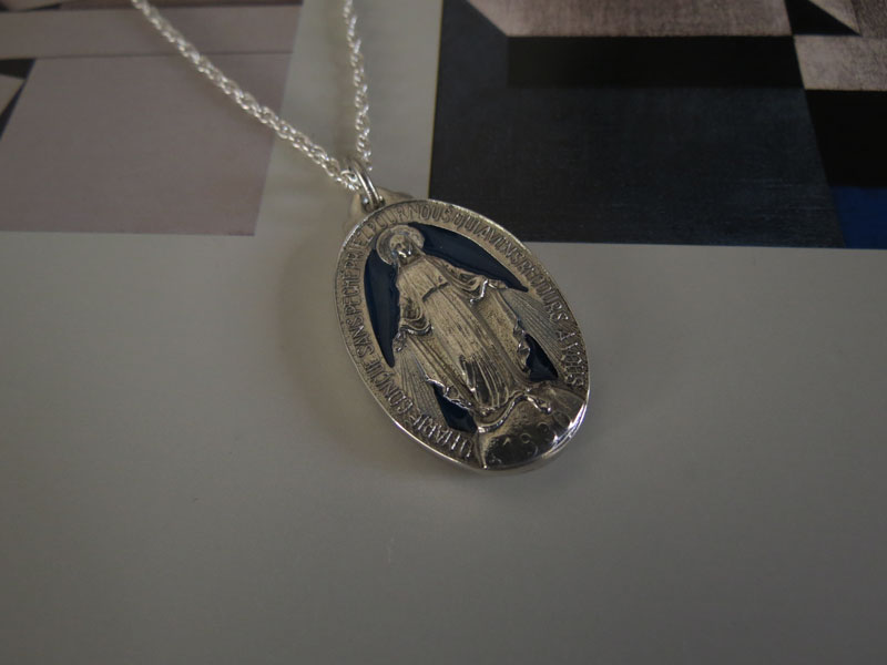 Dije Virgen Milagrosa Con Resina - Imagen 5