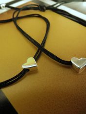 Pulsera corazón perforado con hilo (1)