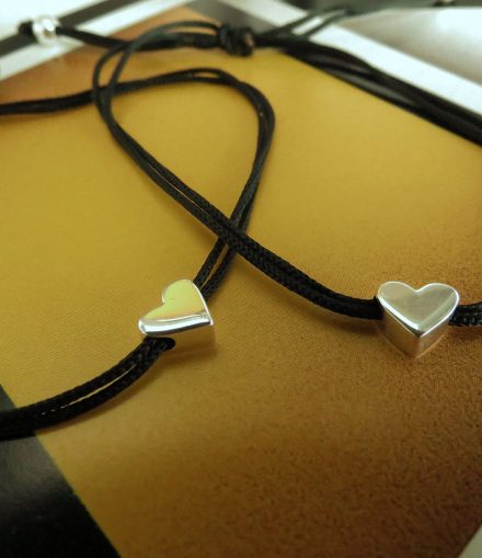 Pulsera Corazón Perforado con Hilo