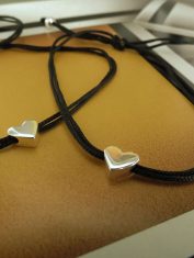 Pulsera corazón perforado con hilo (2)