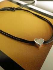 Pulsera corazón perforado con hilo (3)
