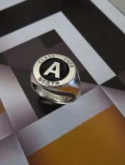 Anillo Letra y Grabado con Resina (1) Anillo Letra y Grabado con Resina (1)
