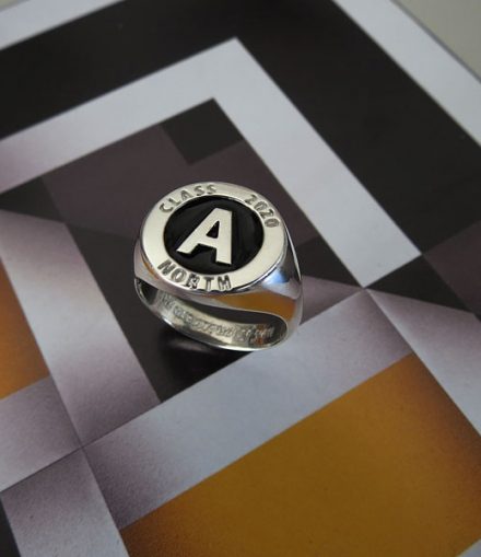 Anillo Letra y Grabado con Resina
