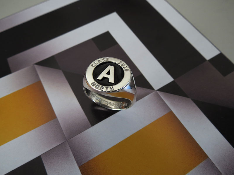Anillo Letra y Grabado con Resina