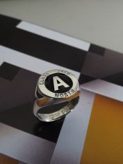 Anillo Letra y Grabado con Resina (6) Anillo Letra y Grabado con Resina (6)