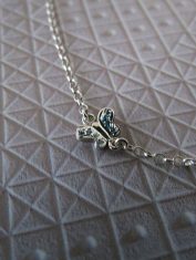 Pulsera-pequeña-mariposa-CONLOGO (5)