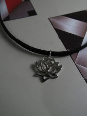 Dije-Flor-de-Loto-con-Cuero (1)