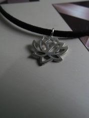 Dije-Flor-de-Loto-con-Cuero (3)