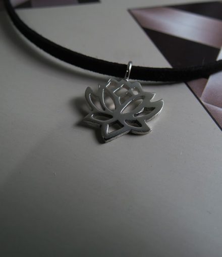 Dije Flor de Loto con Cuero