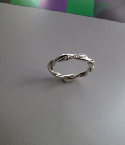Anillo entorchado zircones Plata